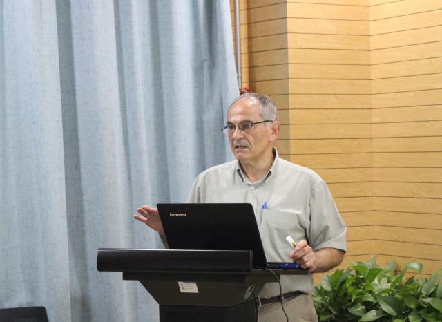 2-Logothetis 教授作报告.jpg