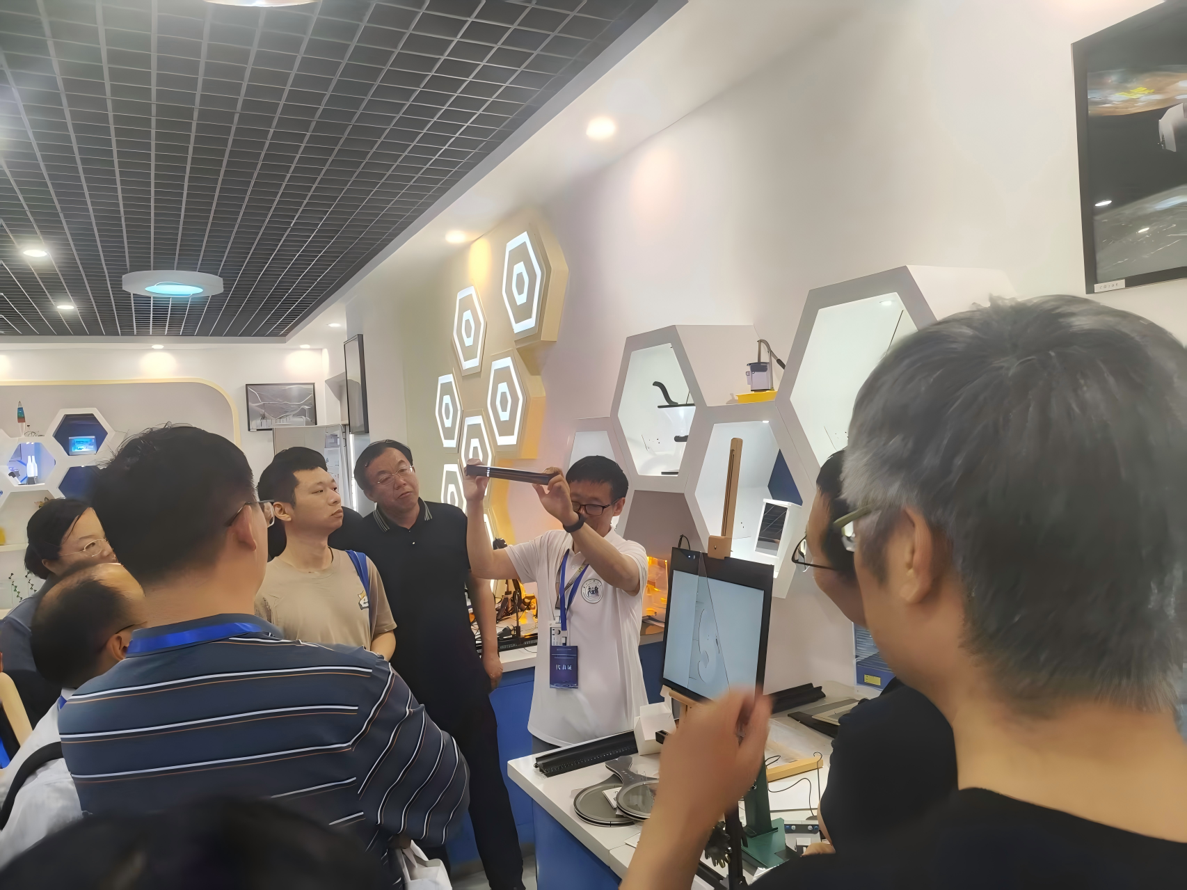 段雪松老师在展示中心的教学研究成果.jpg
